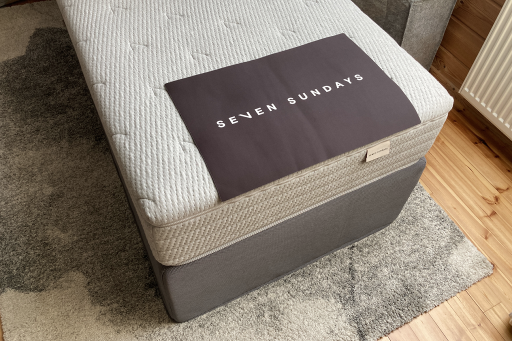 Seven-Sundays-Schlafsystem im Showroom, Boxspringbett mit Markenlabel im gemütlichen Wohnambiente