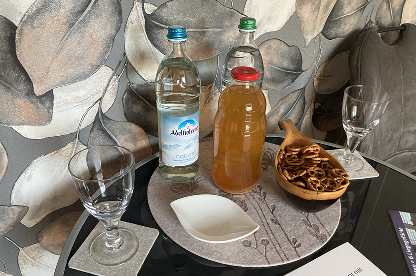 Herzlicher Empfang im Showroom mit Getränken und Snacks für Besucher der Schlafberatung